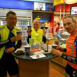 4 Uhr: Kaffeepause an einer Tankstelle in Tbingen