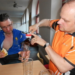 Der Schulleiter der Heimschule Lender Lutz Gromann fhrt das nchste Teilstck mit.