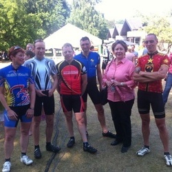 Die Radfahrer mit Schulleiterin Frau Dr. Geschwentner